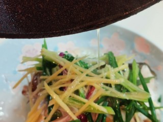 10、清蒸草鱼,浇热油在姜葱上。