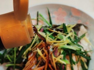 11、清蒸草鱼,接着放蒸鱼豉油。