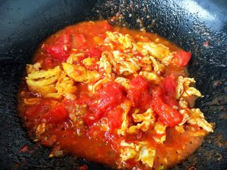 10、孩子爱吃的西红柿鸡蛋打卤面,然后倒入炒好的鸡蛋，加1小勺酱油调色，加2小勺盐调味，翻炒均匀。