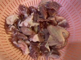 1、鸽子排骨汤,鸽子切成四块，排骨洗干净，沥干水