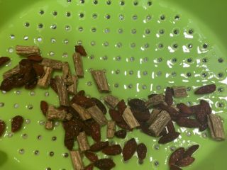 2、鸽子排骨汤,枸杞，党参，姜，洗干净沥干水