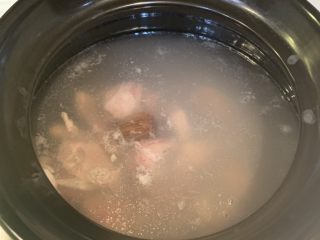 3、鸽子排骨汤,水煮开后放入排骨、鸽子、蜜枣、枸杞、姜、党参，大火煮滚，小火煮1个钟，出锅