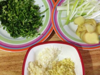 1、红烧鲍鱼,葱姜蒜香菜切末。葱丝和姜片是蒸鱼用的，我只拍了一张照片，大家不用管。