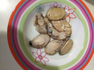 2、红烧鲍鱼,活鲍鱼去壳洗净正反面切十字刀