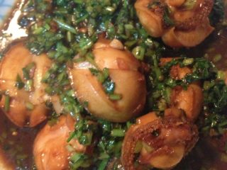 5、红烧鲍鱼,临出锅时将香菜末放入翻炒一下，收工！