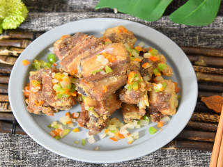 8、外皮干香不腻，内心鲜嫩可口，多吃一点也没压力的蒜香骨,夹一块，酥脆美味，唇齿留香，真的是太好吃了！