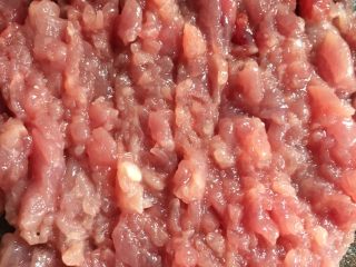 1、云吞面,猪肉剁碎