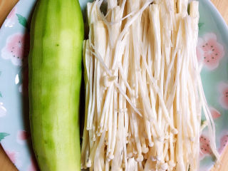 1、黄瓜凉拌金针菇,准备好黄瓜，削去外皮，准备好金针菇，剪掉根部，洗净待用。