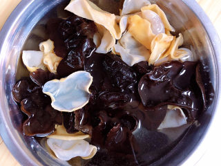 2、黄瓜凉拌金针菇,提前浸泡黑白木耳。