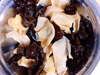 3、黄瓜凉拌金针菇,木耳摘干净待用。