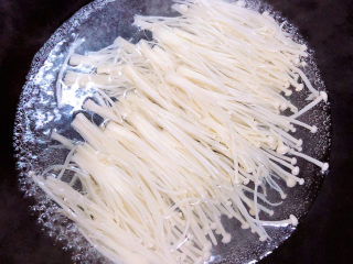 4、黄瓜凉拌金针菇,锅中烧开水，放入金针菇煮两分钟。