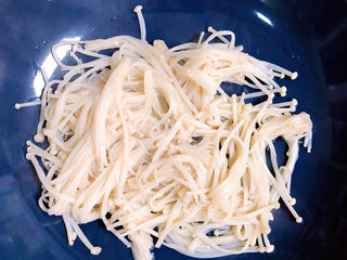 5、黄瓜凉拌金针菇,金针菇捞出待用。