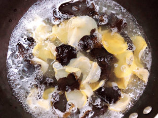 6、黄瓜凉拌金针菇,木耳放入锅中，烫两分钟。