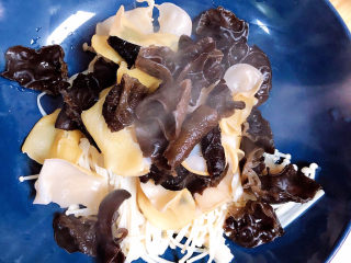 7、黄瓜凉拌金针菇,木耳捞出待用。