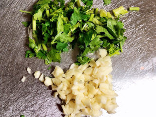 9、黄瓜凉拌金针菇,蒜切末，香菜切碎待用。