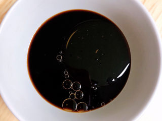 11、黄瓜凉拌金针菇,再加入耗油、生抽、米醋、香油。