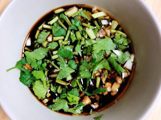 12、黄瓜凉拌金针菇,放入蒜、香菜，搅拌均匀。