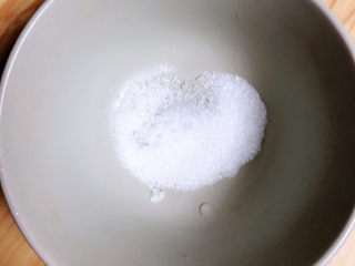 10、黄瓜凉拌金针菇,碗中倒入白糖、盐。