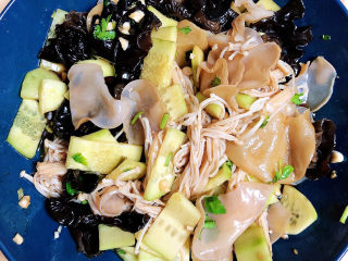 14、黄瓜凉拌金针菇,将凉菜拌好。