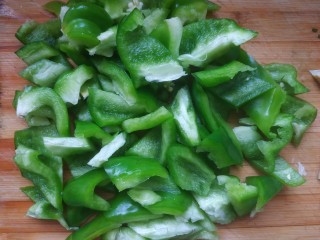 1、青椒炒腐竹,青椒切菱形块