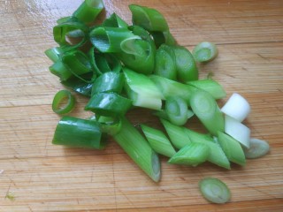 2、青椒炒腐竹,葱切菱形片