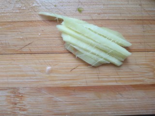 3、青椒炒腐竹,姜切丝