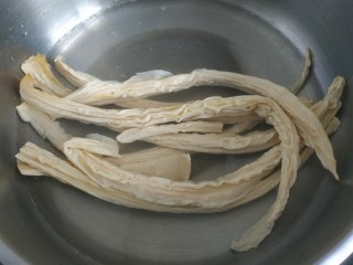 4、青椒炒腐竹,腐竹提前泡发