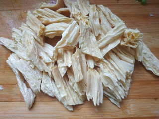 5、青椒炒腐竹,切菱形块