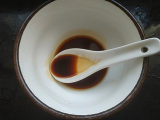 6、青椒炒腐竹,小碗中放入一勺生抽