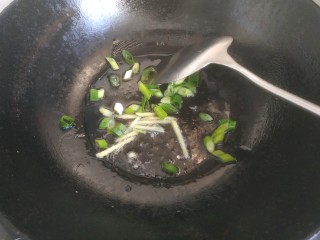 10、青椒炒腐竹,锅中放入适量植物油，爆香葱姜