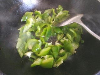 11、青椒炒腐竹,放入青椒翻炒