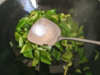 12、青椒炒腐竹,加入适量盐翻炒