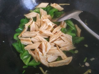 13、青椒炒腐竹,加入腐竹翻炒