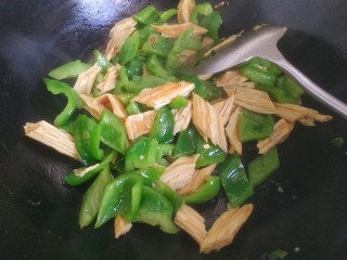 14、青椒炒腐竹,把青椒炒至断生