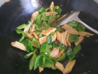 15、青椒炒腐竹,倒入调料汁