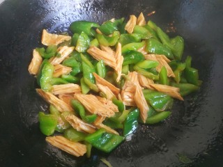 16、青椒炒腐竹,大火翻炒均匀关火，出锅前滴入适量香油。