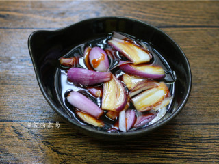 4、脆皮白切鸡,红葱头盛入碗中，调入生抽、花生油拌匀，制成蘸料待用