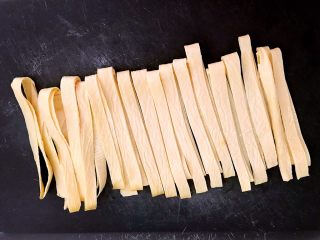 2、五香豆皮扣,把豆皮切成1㎝宽的小条