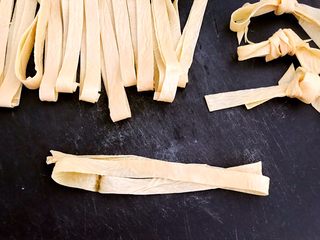 3、五香豆皮扣,把豆皮条折好