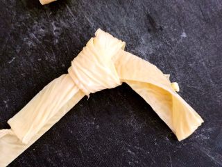 4、五香豆皮扣,把豆皮条打个结