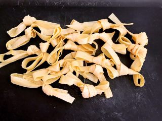 5、五香豆皮扣,逐一打结的豆皮扣