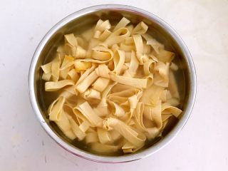 6、五香豆皮扣,把豆皮扣用冷水清洗干净