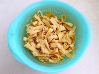 7、五香豆皮扣,沥干水分