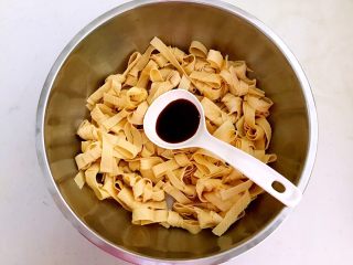 8、五香豆皮扣,在豆皮扣中加入生抽