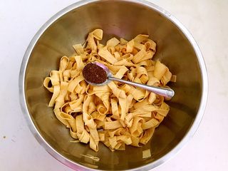 9、五香豆皮扣,加入花椒粉