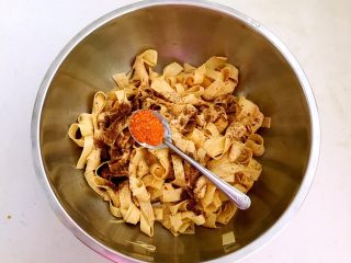 10、五香豆皮扣,加入辣椒粉