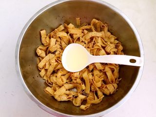 11、五香豆皮扣,加入色拉油,充分调匀