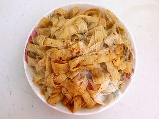 12、五香豆皮扣,盖上保鲜膜静止入味15分钟