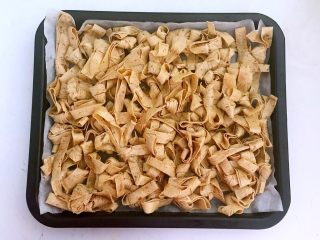 13、五香豆皮扣,把豆皮扣放到烤盘里