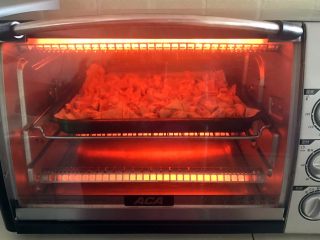 14、五香豆皮扣,把烤盘放进预热好的烤箱里,上下火190W,烤8分钟